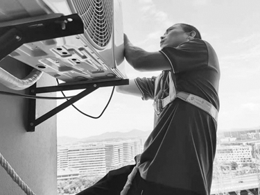 便攜式電動葫蘆為高樓空調(diào)安裝工帶來助力